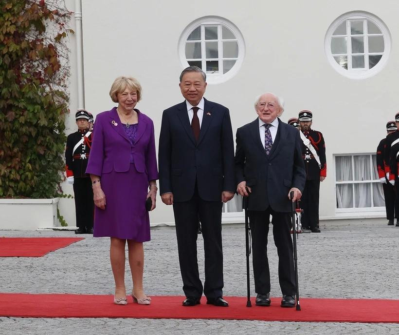 Le président irlandais Michael D. Higgins (droite) et son épouse président une cérémonie d'accueil officielle du secrétaire général du Comité central du Parti communiste du Vietnam et président vietnamien To Lam (droite). Photo : VNA