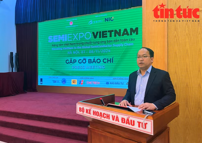 Le directeur du NIC, Vu Quoc Huy, a informé de la première exposition internationale des semi-conducteurs, lors de la conférence de presse. Photo : VNA