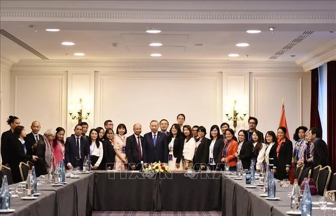 Le secrétaire général et président To Lam a rencontré des experts et intellectuels vietnamiens d'outre-mer exemplaires provenant de pays de la communauté francophone, Photo : VNA