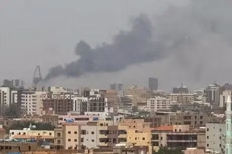 Des colonnes de fumée s'élèvent lors d'un affrontement à Khartoum, au Soudan. Source : Reuters