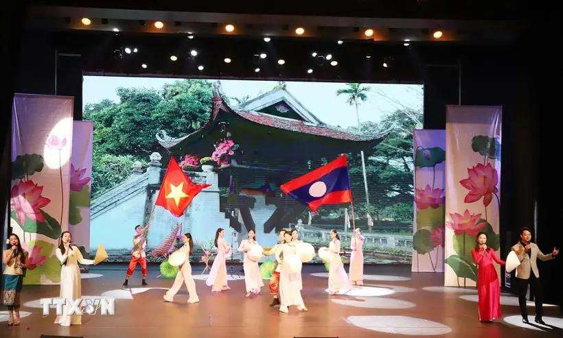 Un numéro artistique présenté à la Semaine culturelle vietnamienne au Laos 2024. Photo : VNA