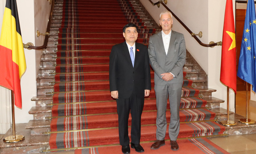 Nguyên Dac Vinh (gauche) et Andries Gryffroys, premier vice-président du Sénat belge. Photo : Huong Giang/VNA