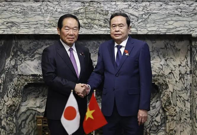 Le président de l'Assemblée nationale (AN) du Vietnam Tran Thanh Man (à droite) s'est entretenu le 4 décembre avec le président de la Chambre des représentants du Japon, Nukaga Fukushiro. Photo : VNA