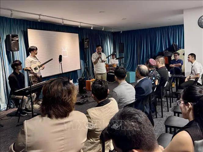 L'ambassadeur du Vietnam à Singapour, Mai Phuoc Dung s'exrime au concert. Photo : VNA