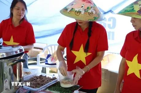 Préparer un bol de pho à la Journée du Pho vietnamien en Afrique du Sud. Photo : VNA