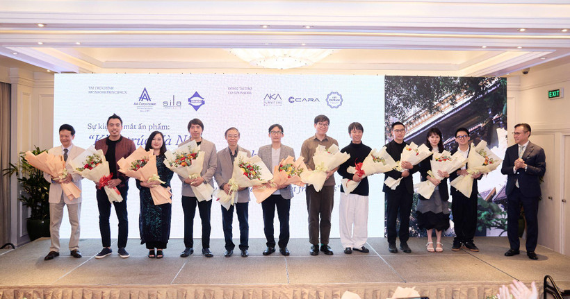 L’équipe qui a réalisé le livre "Architecture de Hanoi - Interférences culturelles vietnamiennes - françaises" lors de son lancement. Photo : groupe Sun