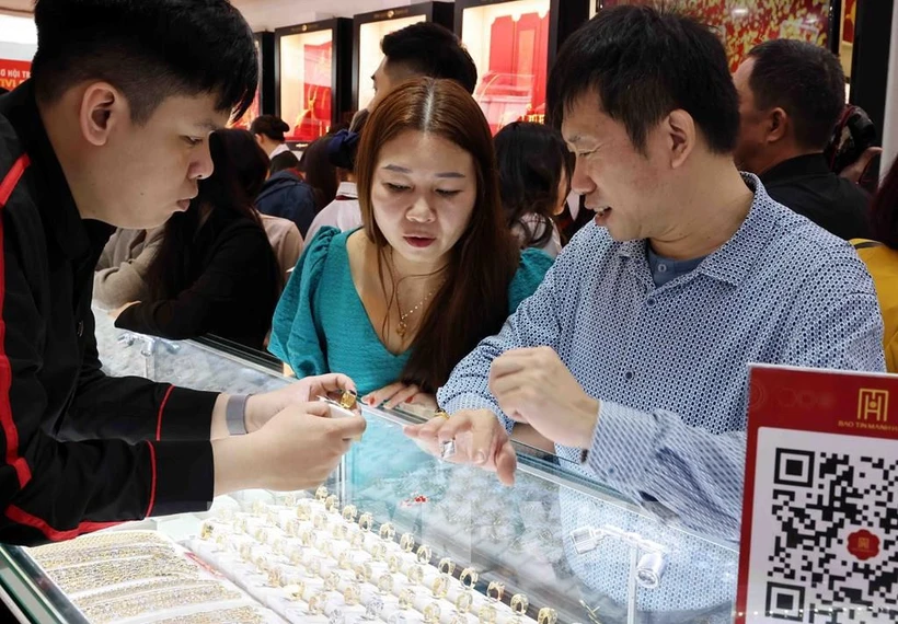 La vente et l'achat de l’or à la société Bao Tin Minh Chau. Photo : VNA
