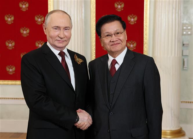 Le président lao Thongloun Sisoulith (droite) et son homologue russe Vladimir Poutine, le 9 mai à Moscou. Photo: AFP/VNA