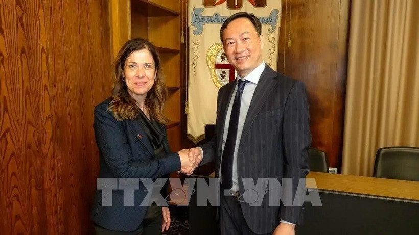 L'ambassadeur du Vietnam en Italie, Duong Hai Hung, et la présidente de la région, Alessandra Todde. Photo: VNA