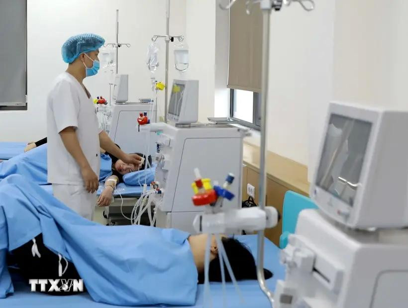 Des personnes intoxiquées sont traitées à l'hôpital d'amitié Lac Viet. Photo: VNA