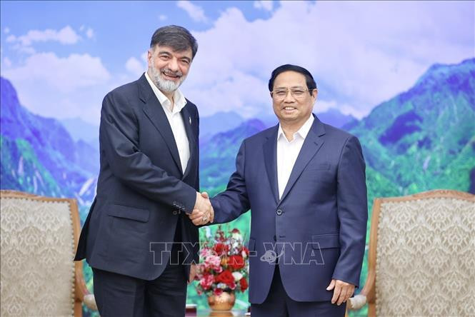 Le Premier ministre Pham Minh Chinh (droite) et le lieutenant-général Ahmad Reza Radan. Photo: VNA