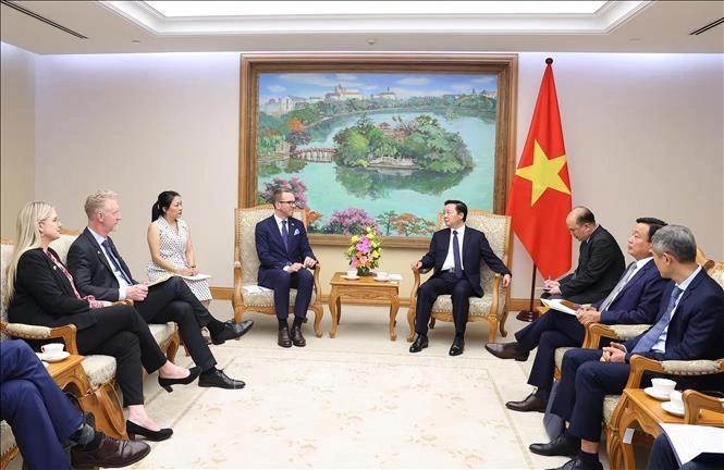 Le vice-Premier ministre Tran Hong Ha reçoit le ministre suédois de l'Infrastructure et du Logement, Andreas Carlson. Photo: VNA