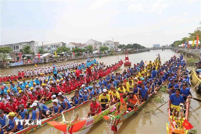 La course de pirogues. Photo: VNA