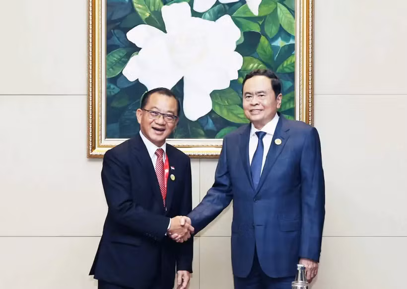 Le président de l'Assemblée nationale Tran Thanh Man (droite) rencontre le président du Parlement de Singapour, Seah Kian Peng, en marge de l'Assemblée générale de l'AIPA-45 au Laos. Photo: VNA