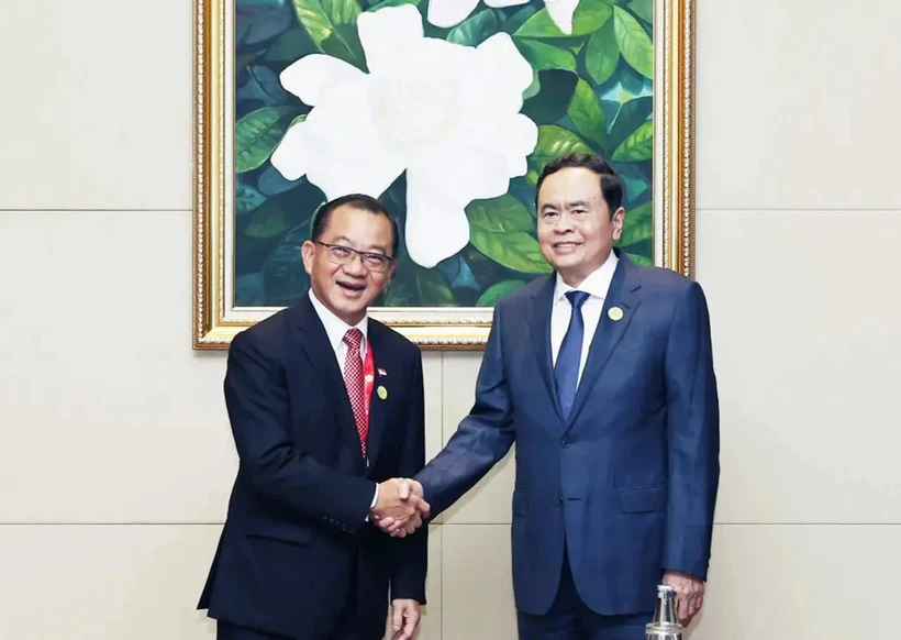 Le président de l'Assemblée nationale Tran Thanh Man (droite) rencontre le président du Parlement de Singapour, Seah Kian Peng, en marge de l'Assemblée générale de l'AIPA-45 au Laos. Photo: VNA