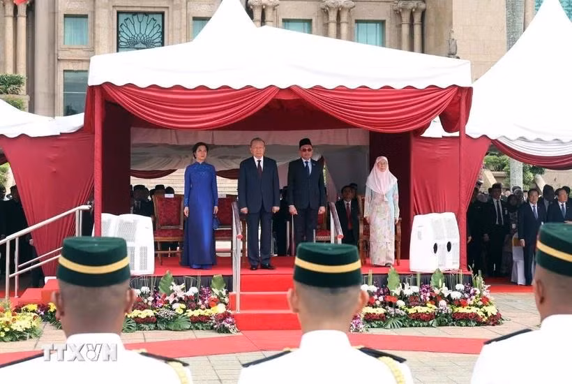 Le secrétaire général du Parti communiste du Vietnam (PCV), To Lam, et son épouse lors de la cérémonie d’accueil présidée par le Premier ministre malaisien et son épouse. Photo: VNA