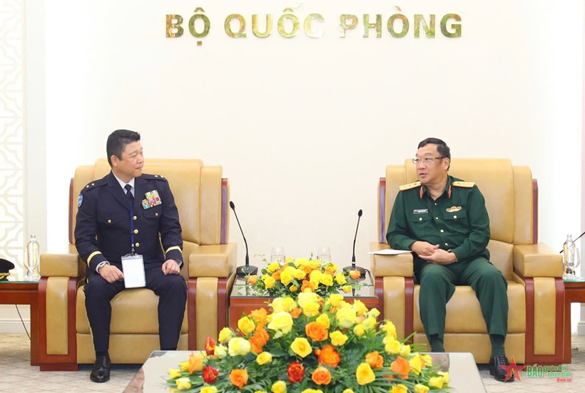 Le général de corps d'armée Pham Hoai Nam, membre du Comité central du Parti et vice-ministre de la Défense (droite) et le général de brigade Aoi Kei. Photo: qdnd