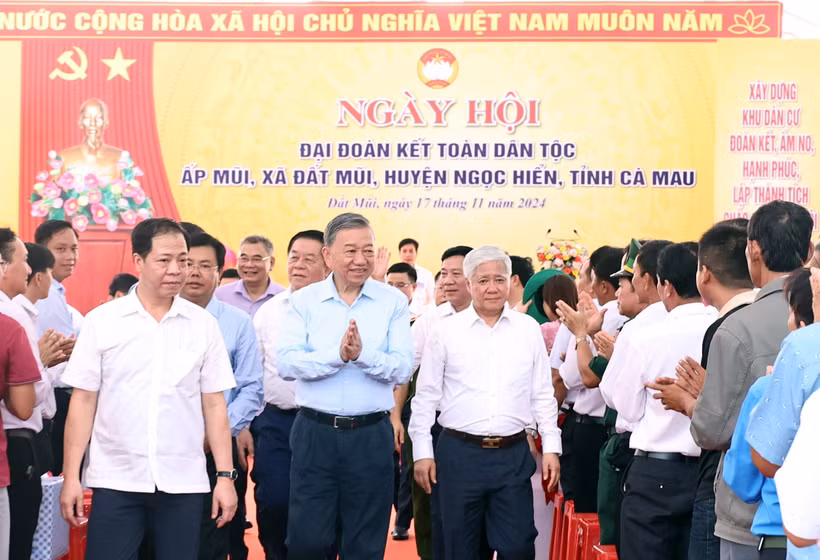 Le leader du Parti To Lam participe à la Fête de grande union nationale au hameau de Mui, commune de Dat Mui, district de Ngoc Hien, province de Ca Mau. Photo : VNA