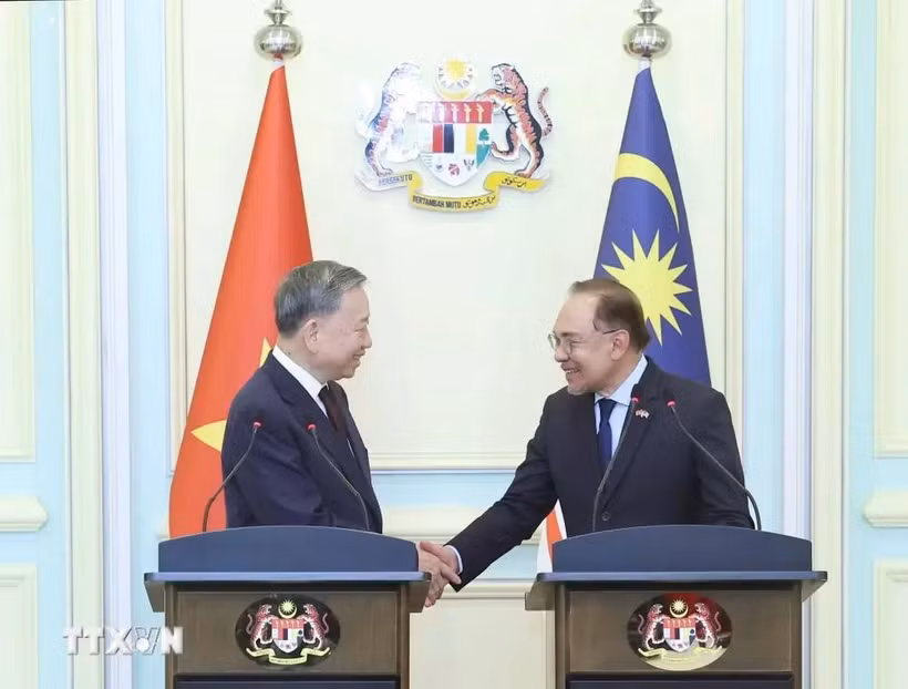 Le secrétaire général du Parti To Lam et le Premier ministre malaisien Dato' Seri Anwar Ibrahim lors du point de presse. Photo : VNA