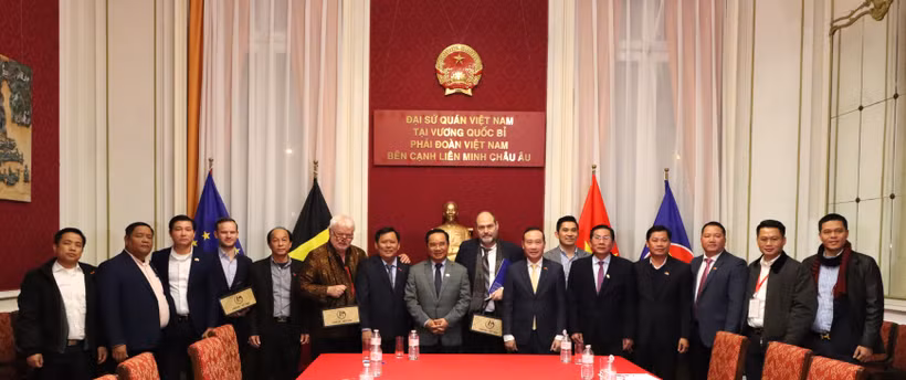 Photo de famille entre la délégation de Long An et l’Alliance Belgique-Vietnam. Photo : VNA