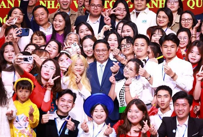 Le PM Pham Minh Chinh et des Vietnamiens au Yunnan. Photo : VNA
