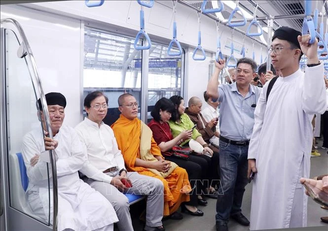 Les délégués expérimentent le service de la ligne n°1 du métro de Ho Chi Minh-Ville, le 8 juin. Photo : VNA