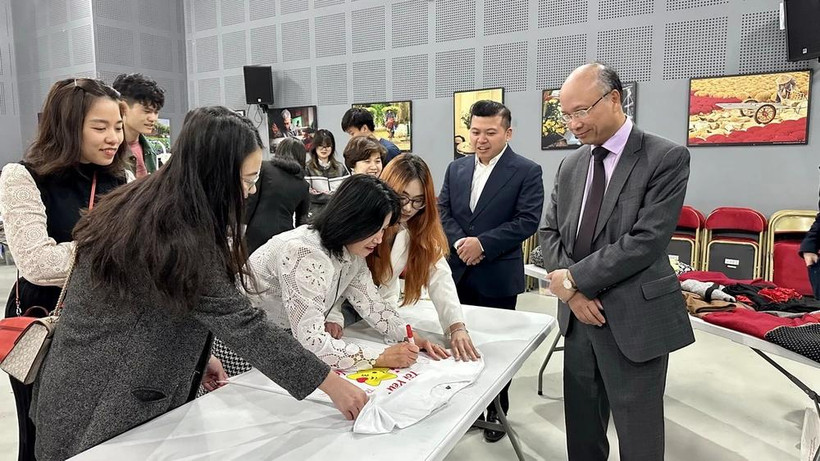 Les étudiants vietnamiens en France s’orientent vers la mer du Vietnam