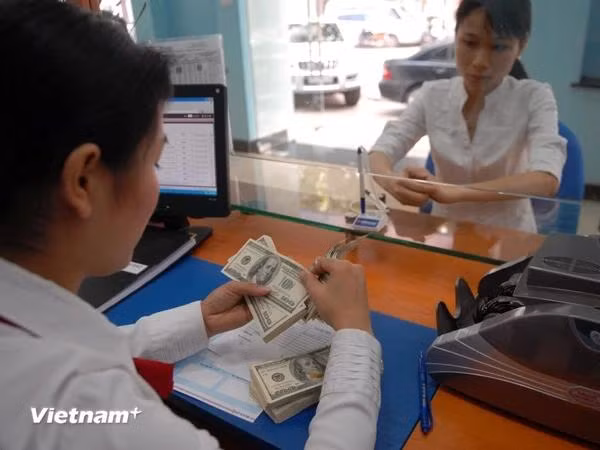 La diminution des taux d'intérêt par la Fed atténuerait la pression sur le taux de change USD/VND. Photo: Vietnamplus