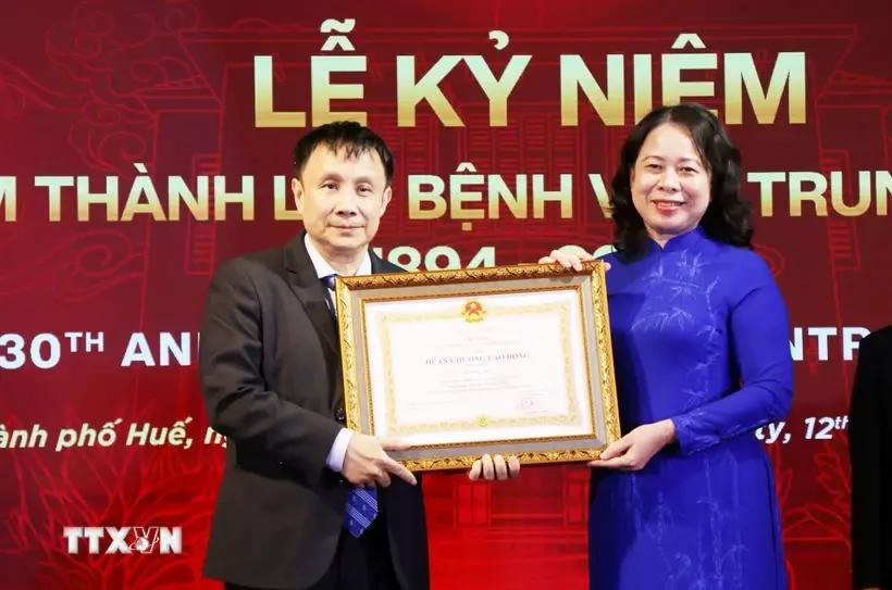 La vice-présidente Vo Thi Anh Xuan décerne l'Ordre du travail de première classe au professeur Dr Pham Nhu Hiep, directeur de l'hôpital central de Huê. Photo : VNA