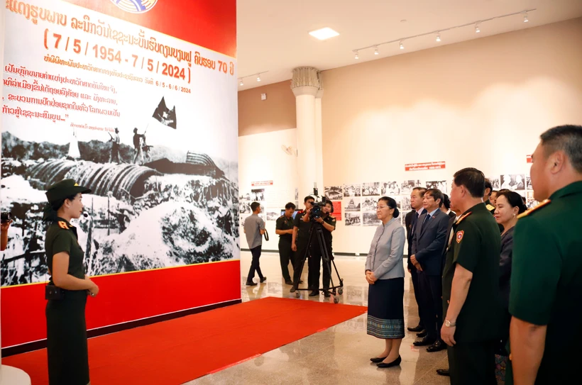 Exposition de photos sur la Victoire de Diên Biên Phu au Laos. Photo: VNA