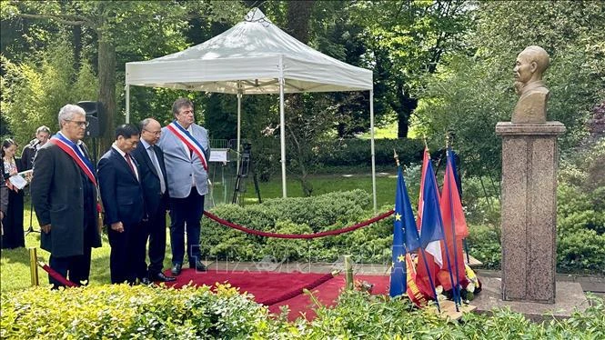 Le ministre des AE Bui Thanh Son, l'ambassadeur du Vietnam en France Dinh Toan Thang et des dirigeants de la ville de Montreuil offrent des fleurs au buste du Président Hô Chi Minh dans le parc Montreau. Photo: VNA 