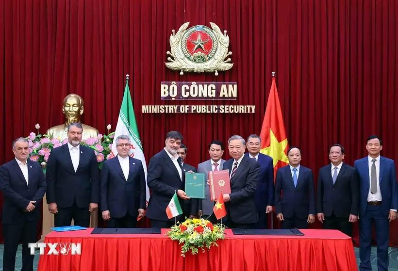 Le général To Lam et le lieutenant-général Ahmad Reza Radan signent un protocole d'accord de coopération entre le ministère vietnamien de la Sécurité publique et le commandement iranien des forces de l'ordre. Photo: VNA