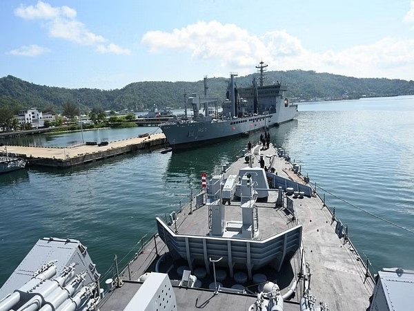 Les navires de la marine indienne Delhi et Shakti arrivent à Kota Kinabalu en Malaisie. Photo: marine indienne
