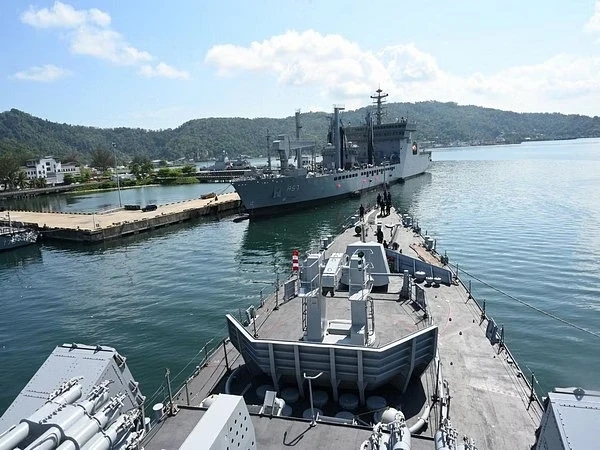 Les navires de la marine indienne Delhi et Shakti arrivent à Kota Kinabalu en Malaisie. Photo: marine indienne