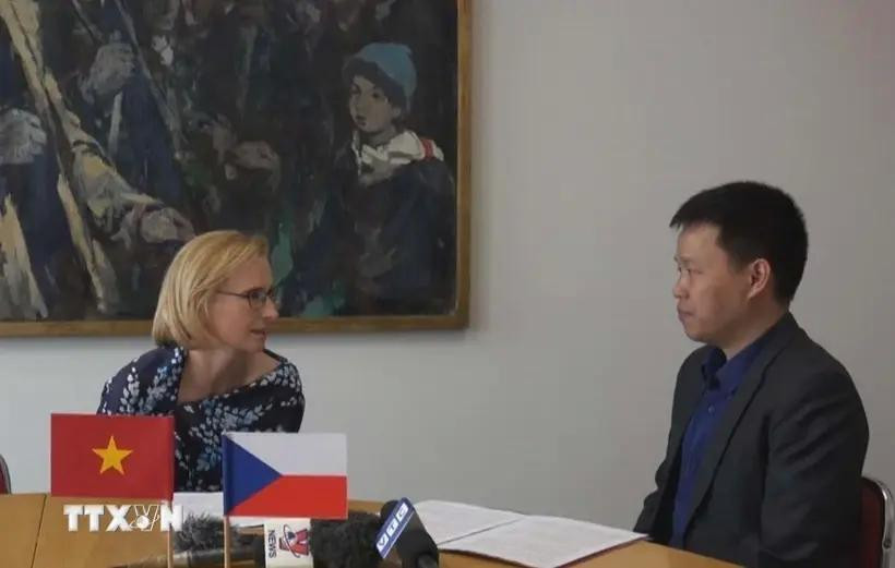 La présidente du Parti communiste de Bohême et Moravie (KSCM) de la République tchèque, Katerina Konecna lors d'une interview accordée à la VNA. Photo: VNA