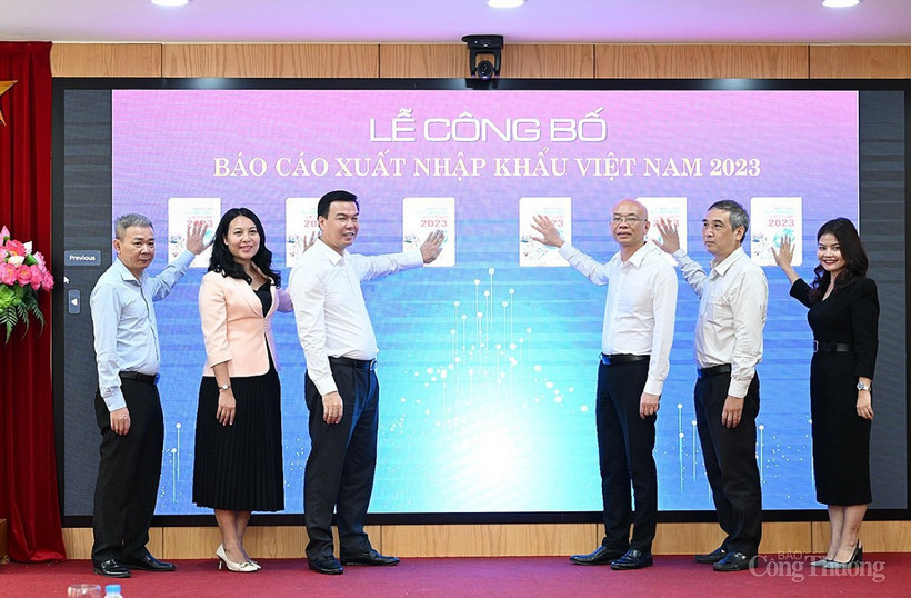 Publication du Rapport sur l'import-export du Vietnam. Photo: VNA