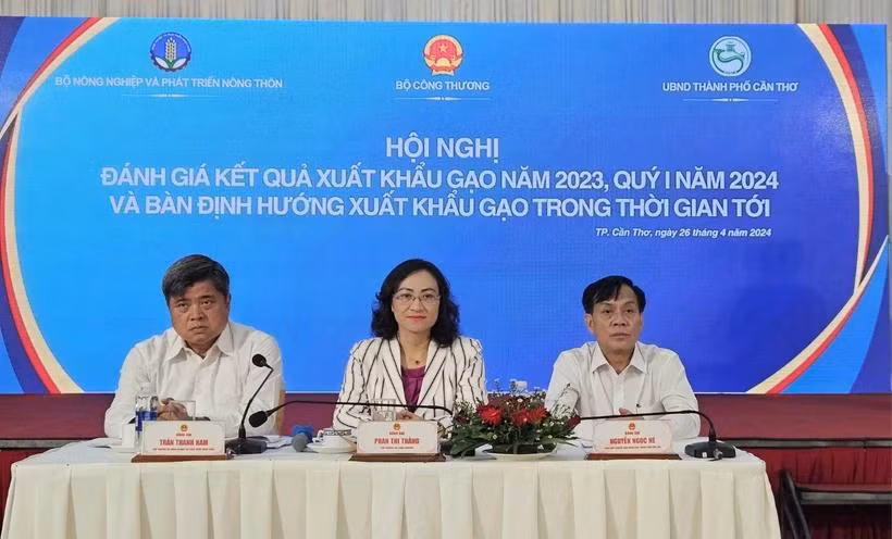 Conférence sur l'exportation du riz organisée par le ministère de l'Industrie et du Commerce en coordination avec la ville de Can Tho. Photo: VietnamPlus