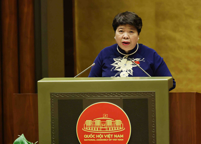 La présidente de la Commission des affaires sociales de l'Assemblée nationale, Nguyen Thuy Anh, présente un rapport lors de la séance de travail. Photo: VNA