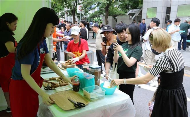Des plats vietnamiens impressionnent de nombreux convives sud-coréens et internationaux. Photo: VNA
