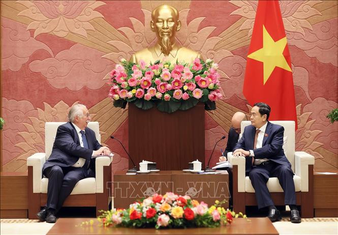 Tran Thanh Man, membre du Politburo et vice-président permanent de l'Assemblée nationale (droite) et le député André Flahaut, ministre d'État et ancien président de la Chambre des représentants belge. Photo: VNA