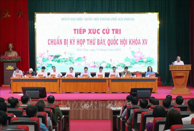 Le vice-Premier ministre Trân Luu Quang rencontre des électeurs à Hai Phong. Photo: VNA