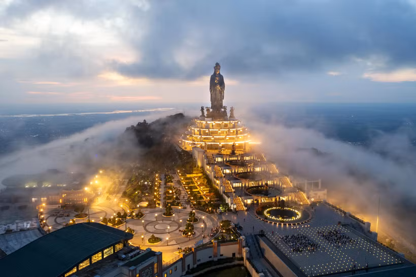 La statue de Bouddha Tây Bô Da Son sur le mont Ba Den. Photo: Daniel Kordan/Daily Mail