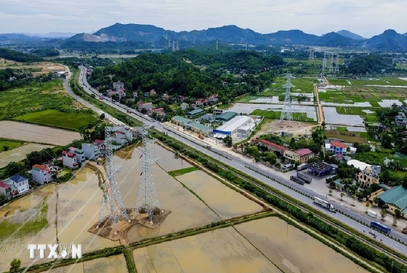 La section Quynh Luu-Thanh Hoa de 92 km de la ligne électrique 500 kV circuit-3 a été mise en service le 19 août. (Photo : VNA)