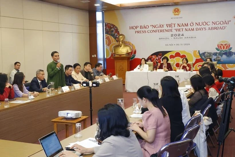 Des délégués à la conférence de presse sur le programme "Journée du Vietnam à l’étranger 2024". Photo: Vietnamplus