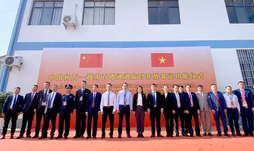 Les délégués à la cérémonie d'ouverture de deux voies de transport transfrontalières temporaires entre la Chine et le Vietnam. Photo: journal de Ha Giang