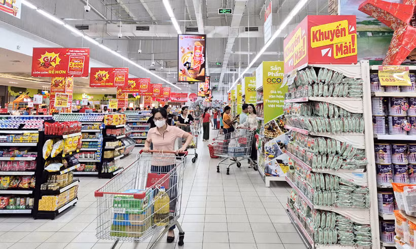 Des personnes font des achats dans un supermarché Go à Bac Giang. Photo: baobacgiang.vn