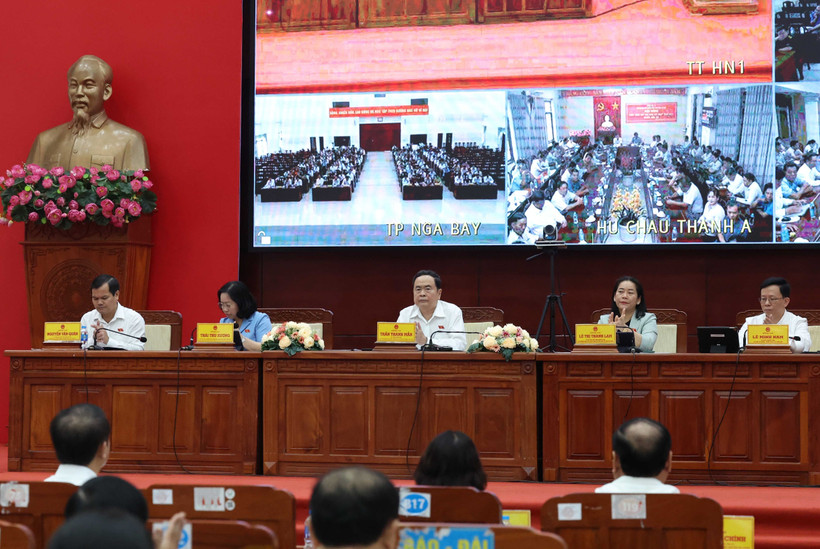 Le président de l’AN Tran Thanh Man rencontre des électeuses à Hau Giang. Photo: VNA
