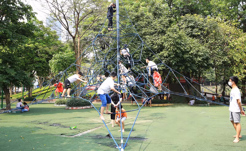 Des enfants dans le parc Cau Giay à Hanoï. Photo d'illustration : hanoimoi.vn