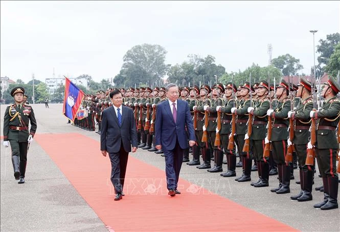 Le président Tô Lâm et le secrétaire général du Comité central du Parti populaire révolutionnaire lao (PPRL), du président du Laos, Thongloun Sisoulith, à Vientiane. Photo: VNA