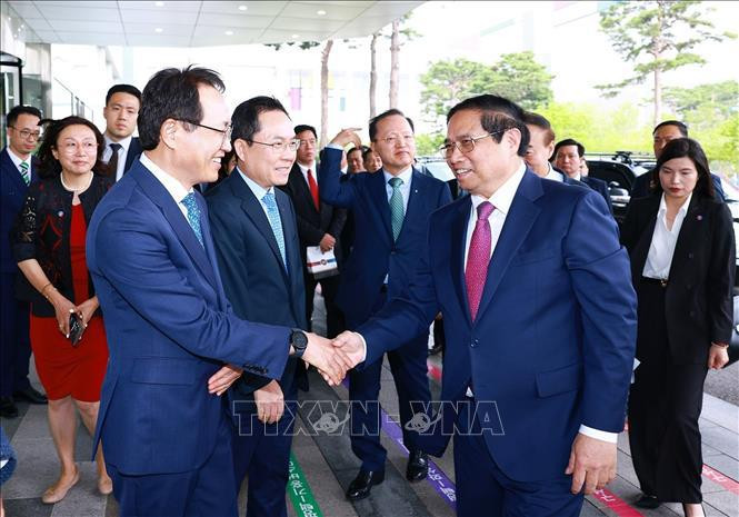 Le PM Pham Minh Chinh visite le complexe de semi-conducteurs de Samsung